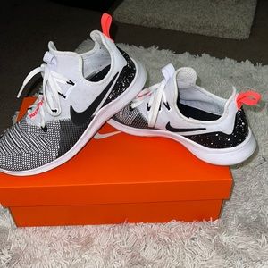 WMNS NIKE FREE TR 8